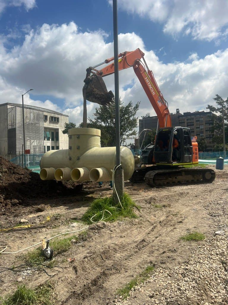 Instalación de cámaras GRP con laminado — Acueducto de Bogotá